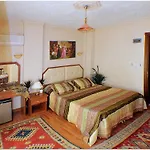 Szálloda Rebetika & Bistro 3*